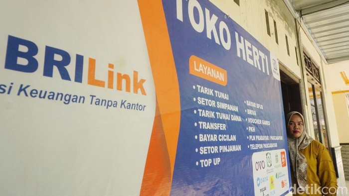 Sosok Mitra UMi BRI di Purbalingga yang Transaksinya Tembus Rp 600 Juta Herti, salah seorang warga Desa Serang, Purbalingga, turut membantu perekonomian masyarakat di desanya dengan menjadi Mitra UMi. Upayanya kini berbuah manis.