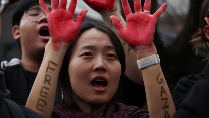 SOUTHKOREA-USA/PROTEST South Korean activists supporting Palestinians in Gaza chant slogans during an anti-U.S. protest on the occasion of U.S. Secretary of State Antony Blinkenβs visit, in front of the Foreign Ministry in Seoul, South Korea, November 9, 2023. REUTERS/Kim Hong-Ji