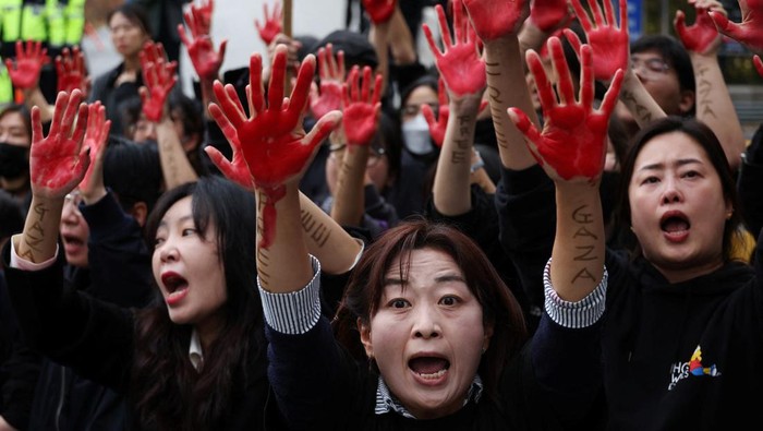 SOUTHKOREA-USA/PROTEST South Korean activists supporting Palestinians in Gaza chant slogans during an anti-U.S. protest on the occasion of U.S. Secretary of State Antony Blinkenβs visit, in front of the Foreign Ministry in Seoul, South Korea, November 9, 2023. REUTERS/Kim Hong-Ji