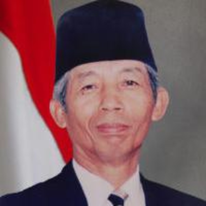 Letjen (Purn) Sudarmono menjadi wakil presiden Republik Indonesia kelima. Ia menjabat pada periode 1988-1993.