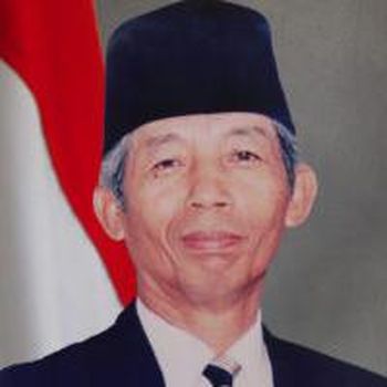 Letjen (Purn) Sudarmono menjadi wakil presiden Republik Indonesia kelima. Ia menjabat pada periode 1988-1993.
