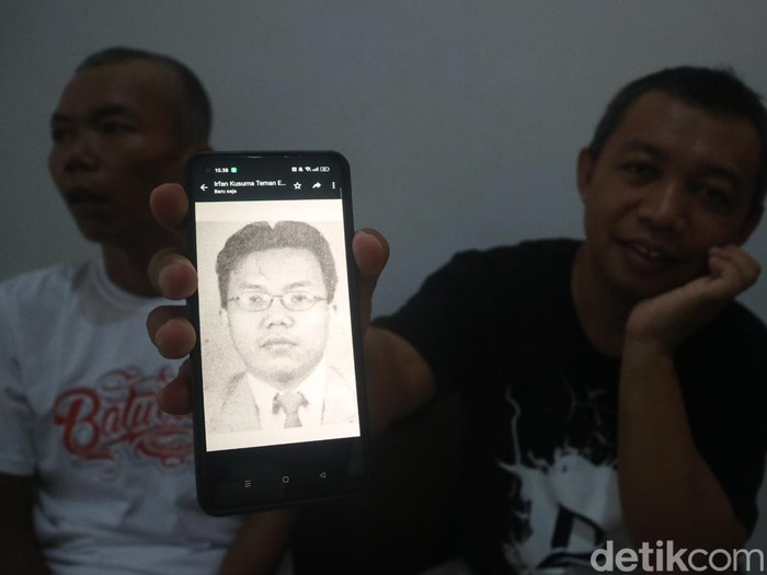 Sukaryo Adiputra (kanan), pemilik akun Youtube Sinau Hurip, bersama Enuh Nugraha (kiri) di Kudus, Kamis (9/11/2023).