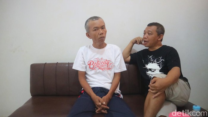 Sukaryo Adiputra (kanan), pemilik akun Youtube Sinau Hurip, bersama Enuh Nugraha (kiri) di Kudus, Kamis (9/11/2023).