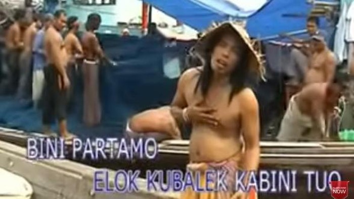 Syafii dipuncak karirnya saat menyanyikan lagu Angin Koncang. (Tangkapan layar Youtube Wak Uteh Official Music Video Channel)