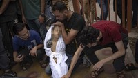 Seorang pria berduka atas kematian anaknya dalam serangan Israel di Jalur Gaza di Khan Younis, Gaza. (AP Photo/Fatima Shbair)  