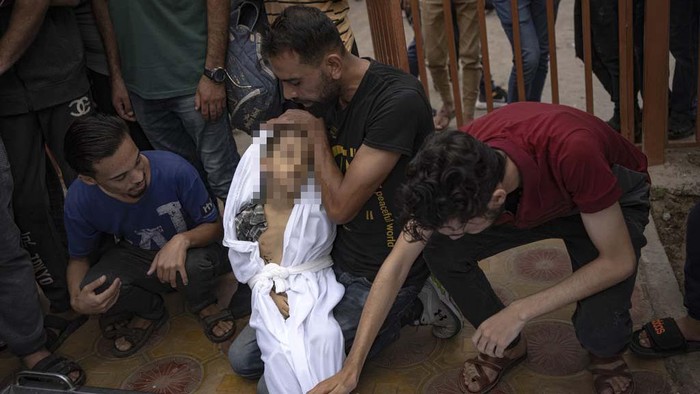 Tangis Pilu Orang Tua di Gaza Lihat Anaknya Jadi Korban Serangan Israel Palestinians mourn their relatives killed in an Israeli bombardment on the Gaza Strip, in a morgue in Khan Younis, Sunday, Oct. 29, 2023. ( AP Photo/Fatima Shbair)