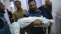 Kematian anak-anak itu menjadi momen paling menyedihkan bagi banyak orang, terlebih untuk orang tuanya. (AP Photo/Fatima Shbair)  