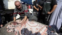 Mereka menangis melihat jenazah anaknya yang tewas akibat serangan Israel. (AP Photo/Abed Khaled)  