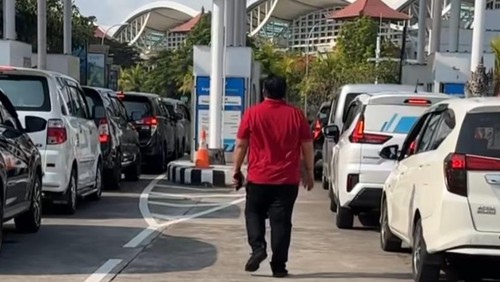 Tangkapan layar video anggota DPR RI Nyoman Parta yang mengkritik sistem pembayaran parkir di Bandara I Gusti Ngurah Rai Bali. (Instagram nyomanpartash)