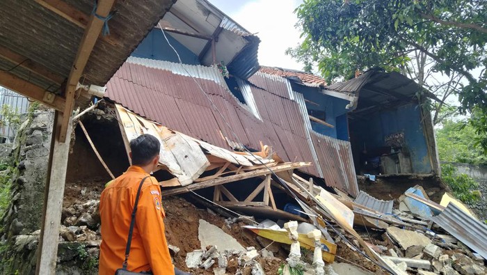 Tebing setinggi 18 meter di Bogor Selatan, Kota Bogor longsor timpa rumah warga.