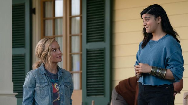 (L-R): Brie Larson as Captain Marvel/Carol Danvers and Iman Vellani as Ms. Marvel/Kamala Khan in Marvel Studios' THE MARVELS. Photo by Laura Radford. © 2023 MARVEL.
