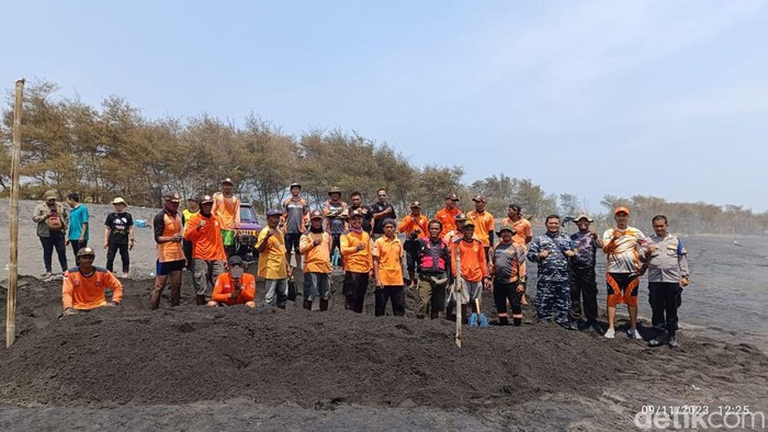 Tim SAR gabungan saat berfoto usai penguburan hiu tutul di pesisir Garongan, Kapanewon Panjatan, Kulon Progo, Kamis (9/11/2023).