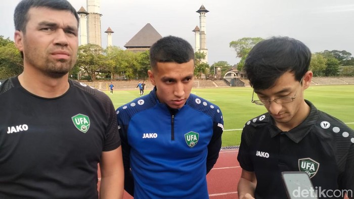 Pelatih Timnas Uzbekistan, Jamoliddin Rakhmatullaev (kiri) ditemui di Stadion Sriwedari, Solo, Kamis (9/11/2023)