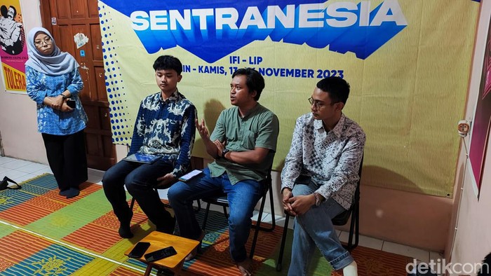 Sesi konferensi pers Unit kegiatan mahasiswa (UKM) MM Kine Klub Universitas Muhammadiyah Yogyakarta (UMY) di AJI Yogyakarta, Kamis (9/11/2023).
