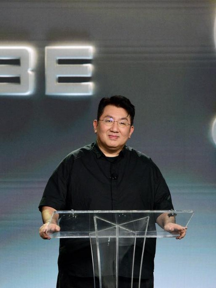 US-HYBE-X-GEFFEN-RECORDS-ANNOUNCE-CONTESTANTS-FOR-FORTHCOMING-GL SANTA MONICA, CALIFORNIA - AUGUST 28: Bang Si-Hyuk, Chairman of HYBE speak onstage as HYBE x Geffen Records Announce Contestants for Forthcoming Global Girl Group on August 28, 2023 in Santa Monica, California. Vivien Killilea/Getty Images for HYBE x Geffen Records/AFP (Photo by Vivien Killilea / GETTY IMAGES NORTH AMERICA / Getty Images via AFP)