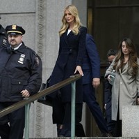 Dia tampak membawa tote bag Chanel hitam seharga US$2,500 atau sekitar Rp 39,1 juta. Total penampilannya di persidangan sang ayah bernilai Rp 61,8 juta. Foto: AFP/TIMOTHY A. CLARY