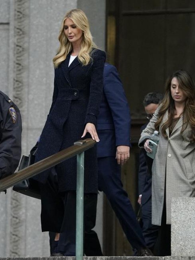 Dia tampak membawa tote bag Chanel hitam seharga US$2,500 atau sekitar Rp 39,1 juta. Total penampilannya di persidangan sang ayah bernilai Rp 61,8 juta. Foto: AFP/TIMOTHY A. CLARY