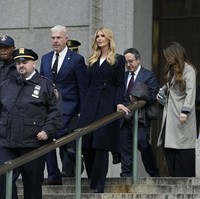 Keluar dari gedung Pengadilan Mahkamah Agung, Ivanka Trump membungkus tubuhnya dengan mantel berpotongan klasik dari koleksi Carolina Herrera. Foto: AFP/TIMOTHY A. CLARY