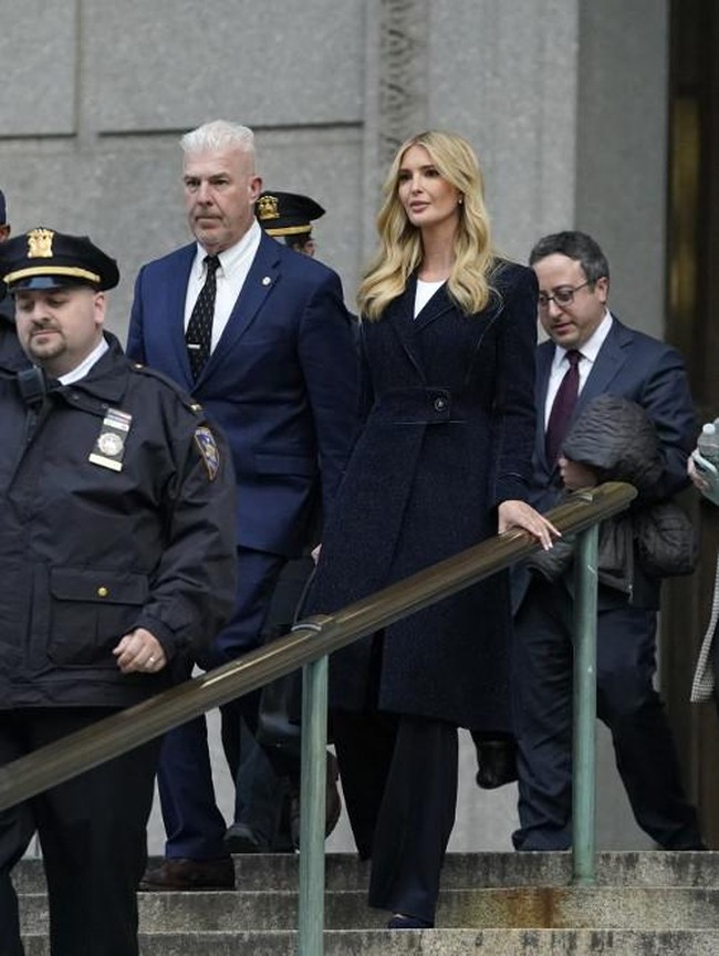 Keluar dari gedung Pengadilan Mahkamah Agung, Ivanka Trump membungkus tubuhnya dengan mantel berpotongan klasik dari koleksi Carolina Herrera. Foto: AFP/TIMOTHY A. CLARY