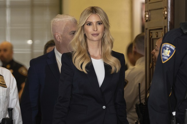 Ivanka Trump bersaksi dalam persidangan Mantan Presiden AS Donald Trump di Mahkamah Agung New York, Rabu (8/11/2023). Ia tampil dengan busana minimalis keluaran brand high-end. Foto: AP Photo/Yuki Iwamura