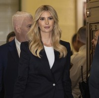 Ivanka Trump bersaksi dalam persidangan Mantan Presiden AS Donald Trump di Mahkamah Agung New York, Rabu (8/11/2023). Ia tampil dengan busana minimalis keluaran brand high-end. Foto: AP Photo/Yuki Iwamura