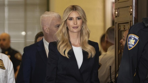 7 Gaya Ivanka Trump Jadi Saksi di Persidangan Ayahnya, Minimalis Tapi Mewah