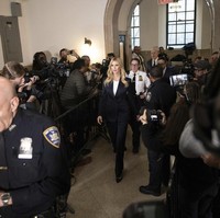 Penampilannya semakin elegan dengan sepasang high heels yang juga bernuansa navy dari koleksi Jimmy Choo, seharga Rp 11,7 juta. Foto: AP Photo/Yuki Iwamura
