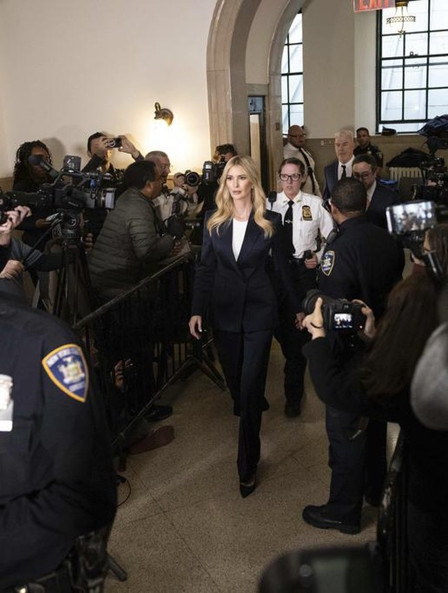Penampilannya semakin elegan dengan sepasang high heels yang juga bernuansa navy dari koleksi Jimmy Choo, seharga Rp 11,7 juta. Foto: AP Photo/Yuki Iwamura