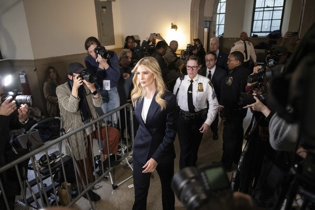 Pebisnis dan politisi 42 tahun ini memilih gaya monokrom dengan setelan blazer dan celana panjang navy dari koleksi Trina Turk, yang dipadukan kemeja putih klasik. Setelan tersebut seharga Rp 11 jutaan. Foto: AP Photo/Yuki Iwamura