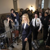 Pebisnis dan politisi 42 tahun ini memilih gaya monokrom dengan setelan blazer dan celana panjang navy dari koleksi Trina Turk, yang dipadukan kemeja putih klasik. Setelan tersebut seharga Rp 11 jutaan. Foto: AP Photo/Yuki Iwamura