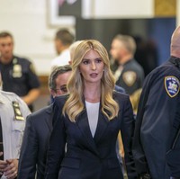 Ibu tiga anak ini menata rambut pirangnya dengan gelombang lembut dan belah tengah. Sementara wajahnya dirias makeup minimalis bernuansa bronze dan nude. Foto: AFP/TIMOTHY A. CLARY