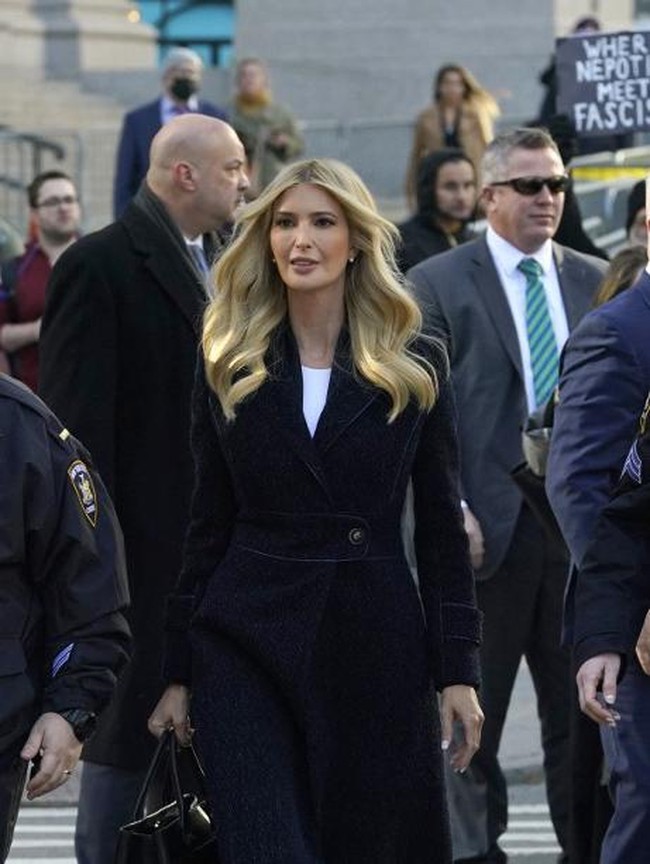 Dalam persidangan sebagai saksi, seperti dilansir Pagesix, Ivanka Trump mengklaim bahwa dia tidak memiliki peran dalam urusan bisnis ayahnya. Meskipun sebelumnya menjabat sebagai wakil presiden Trump Organization. Foto: AFP/TIMOTHY A. CLARY