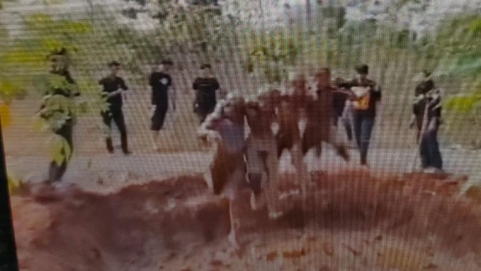 Video sejumlah mahasiswa dipelonco dengan diminta loncat ke kubangan lumpur viral di medsos. Pihak kampus menepis kabar tersebut. (repro/dok Ist)