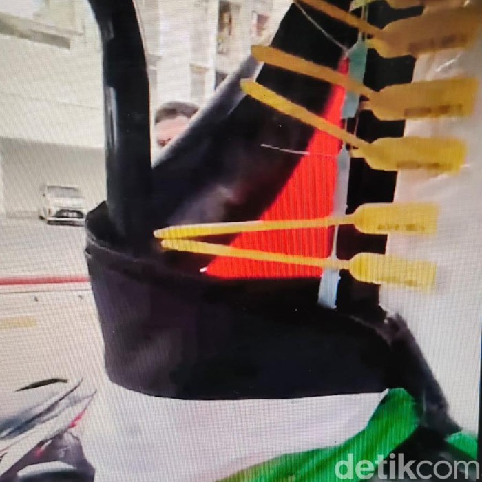 Video seorang petugas satpam dinarasikan mencabut bendera Palestina viral di medsos. Tindakan satpam tersebut ramai dikecam warganet. (repro/dok ist)