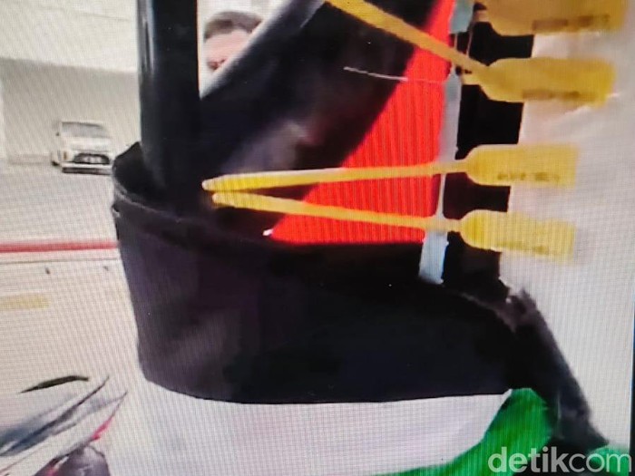Video seorang petugas satpam dinarasikan mencabut bendera Palestina viral di medsos. Tindakan satpam tersebut ramai dikecam warganet. (repro/dok ist)