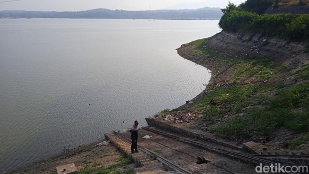Volume air di Waduk Darma Kuningan alami penyusutan.