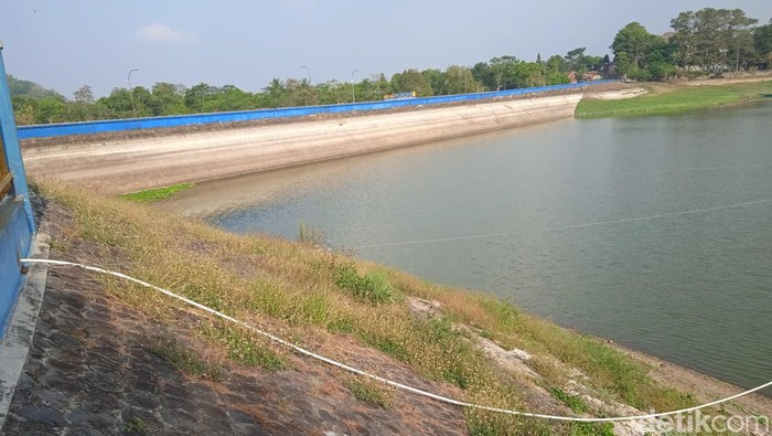 Volume air di Waduk Darma Kuningan alami penyusutan.