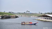 Selain wisatawan, warga sekitar tetap melakukan aktivitasnya mencari ikan di Waduk Saguling. (Foto: Dini Putri/detikJabar)