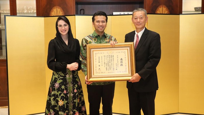 Wagub Emil Dardak dapat penghargaan dari Menlu Jepang