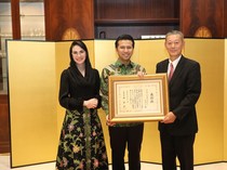 Moncer! Wagub Emil Dardak Dapat Penghargaan dari Menlu Jepang