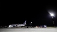 Warga Rumania dievakuasi menggunakan pesawat TAROM. 