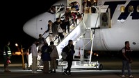 Warga Rumania telah tiba di pangkalan udara di Otopeni, Rabu (8/11/2023) waktu setempat. 