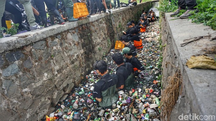 Aksi Pandawara Group dan volunter bersihkan aliran selokan di Bandung.