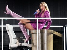 Konser di Melbourne, Taylor Swift Curhat Kesepian saat Garap Folklore