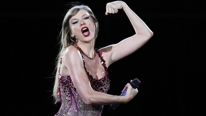 Aksi Panggung Taylor Swift di Konser Eras Tour Argentina