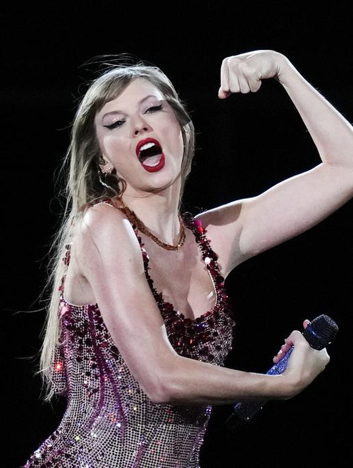 Aksi Panggung Taylor Swift di Konser Eras Tour Argentina Taylor Swift performs at the Monumental stadium during her Eras Tour concert in Buenos Aires, Argentina, Thursday, Nov. 9, 2023. Thousands of Swifties attended the superstar’s first-ever concert in Argentina. (AP Photo/Natacha Pisarenko)