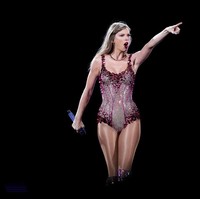 Untuk konser ini, Taylor mengandalkan sejumlah kostum yang dirancang khusus. Salah satunya bodysuit bertabur manik kemerahan yang memancarkan aura glamor. (Foto: AP/Natacha Pisarenko)