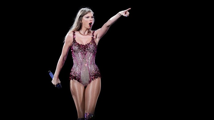 Aksi Panggung Taylor Swift di Konser Eras Tour Argentina Taylor Swift performs at the Monumental stadium during her Eras Tour concert in Buenos Aires, Argentina, Thursday, Nov. 9, 2023. Thousands of Swifties attended the superstarβs first-ever concert in Argentina. (AP Photo/Natacha Pisarenko)