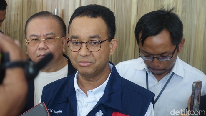 Anies Baswedan seusai menghadiri acara Gathering Nasional Turun Tangan di Grand Serela Jogja, Kabupaten Sleman, DIY, Jumat (10/11/2023).