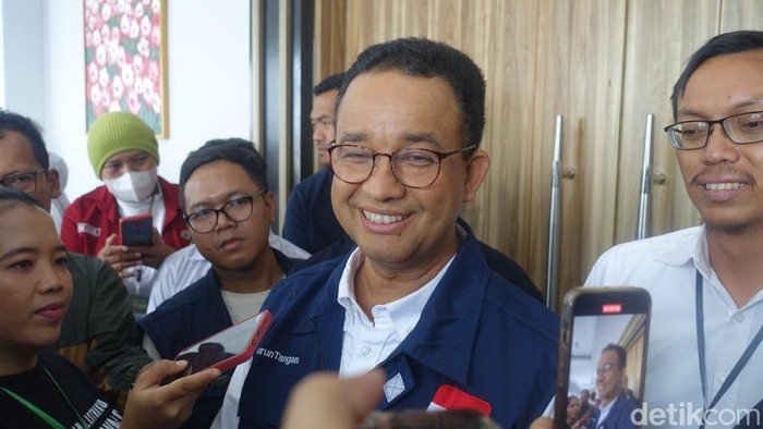 Anies Baswedan seusai menghadiri acara Gathering Nasional Turun Tangan di Grand Serela Jogja, Kabupaten Sleman, DIY, Jumat (10/11/2023).